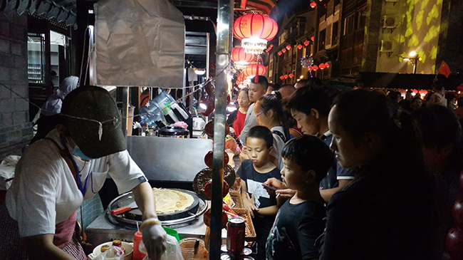 舌尖美食 点亮建水“夜经济”