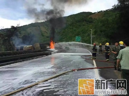 一满载柴油的油罐车平锁高速路上侧翻起火爆炸