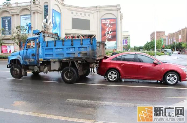 雨天小心！弥勒城农用车“漂移”180度，背靠背撞上小轿车！