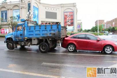 雨天小心！弥勒城农用车“漂移”180度，背靠背撞上小轿车！