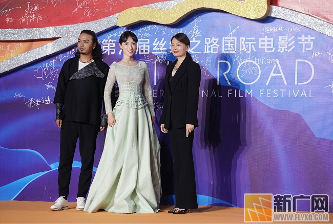 曲尼次仁亮相丝绸之路电影节闭幕式 一袭白裙尽显优雅   
