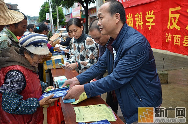 午街铺镇开展“健康促进助力脱贫攻坚” 和“崇尚科学 反对邪教”宣传活动