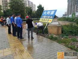 蒙自市城市综合执法局清理整治红河大道、贲古路、通站大道、文萃路等多条路段违章广告牌