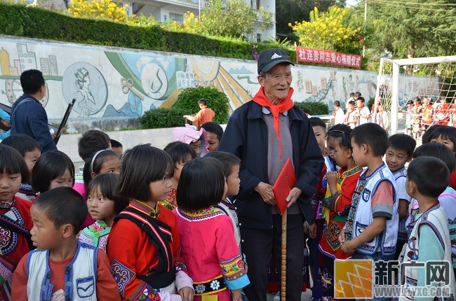 年近9旬老党员杜连贵向泸西县午街铺镇水塘山区小学爱心捐款10万元