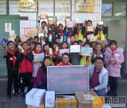 屏边大凹腰小学193名学生收到北京杨菲捐赠的4250件文具