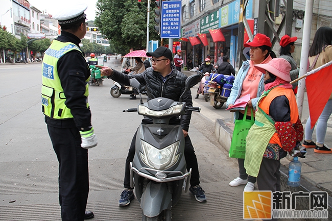 泸西公安局交警大队开展122全国交通安全日宣传 活动