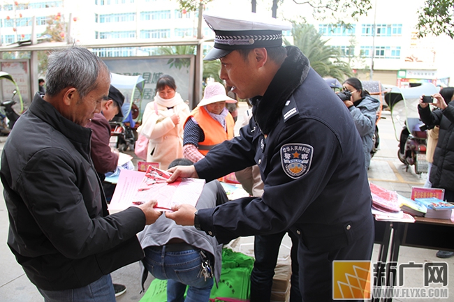 泸西公安局交警大队开展122全国交通安全日宣传 活动