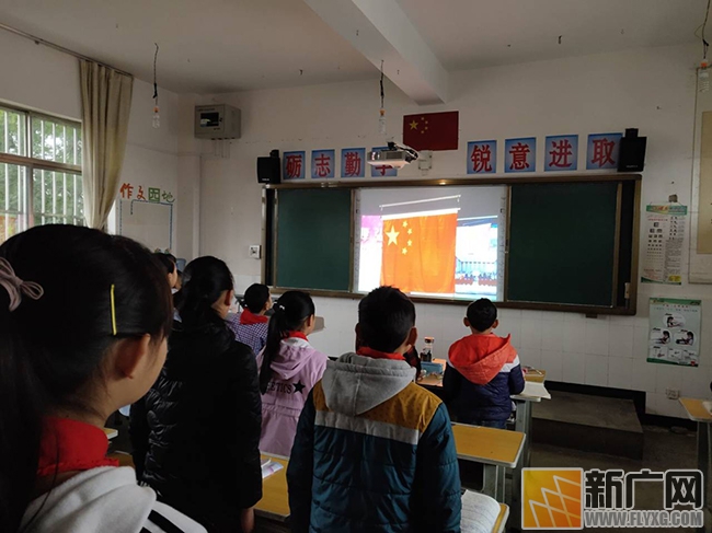 泸西午街铺镇雨洒小学开展“宪法晨读”活动