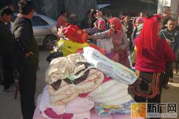 红河州国家安全局在模东村委会开展扶贫爱心物资捐赠活动