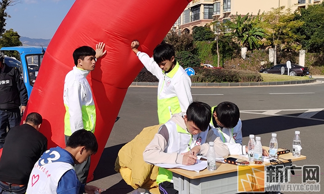 志愿者助力2019年开远市第四届环凤凰湖 半程马拉松比赛