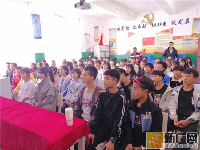 “爱基金‘拥抱海洋青少年与国防教育云南行项目团”到红河县巡回讲座