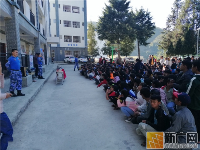 “爱基金‘拥抱海洋青少年与国防教育云南行项目团”到红河县巡回讲座