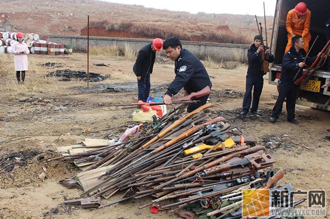 弥勒警方集中销毁一批非法枪爆物品