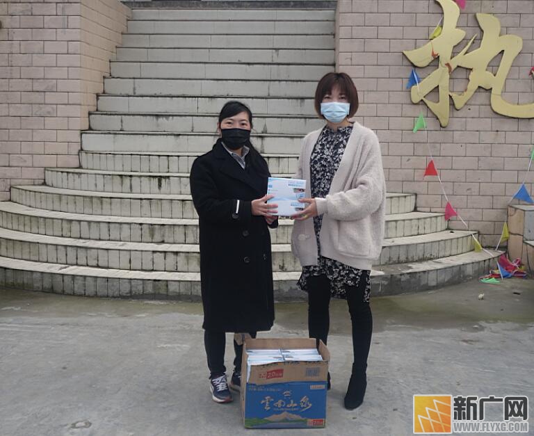 云南金平：爱心人士捐口罩 为疫情防控“续航”