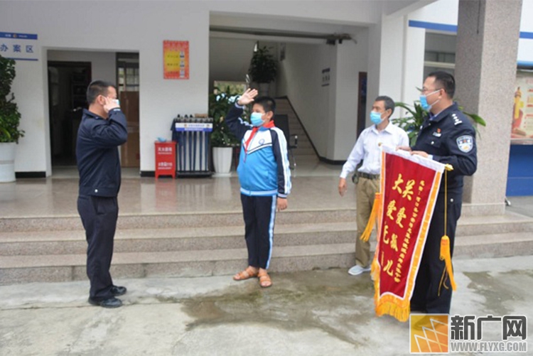 民警真情帮困 受助人致谢赠锦旗