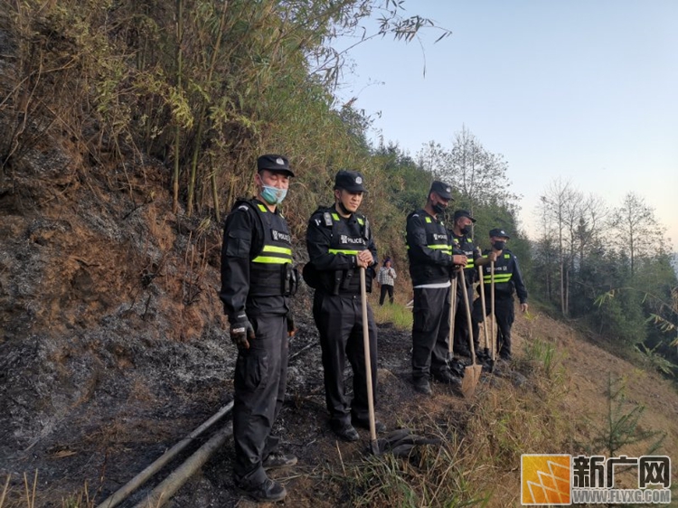 云南金平：干旱少雨突发山火 民警及时扑救两小时解除危机