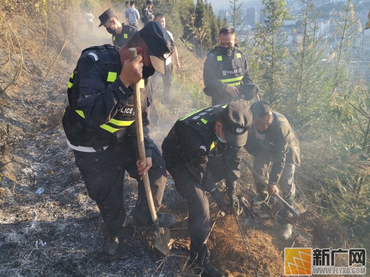 云南金平：干旱少雨突发山火 民警及时扑救两小时解除危机