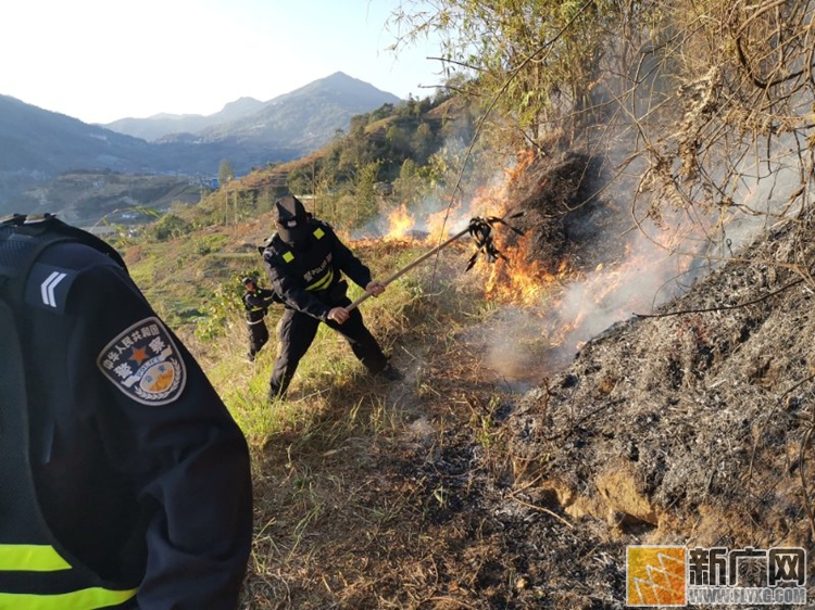 云南金平：干旱少雨突发山火 民警及时扑救两小时解除危机