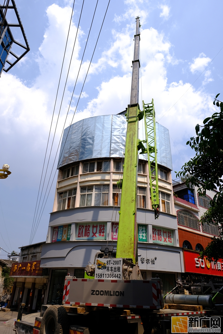 蒙自：整治违规广告牌 提升城市品质