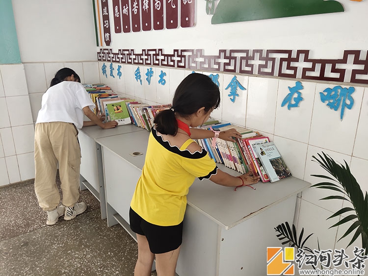 弥勒市弥阳镇弥东小学组织图书清理活动