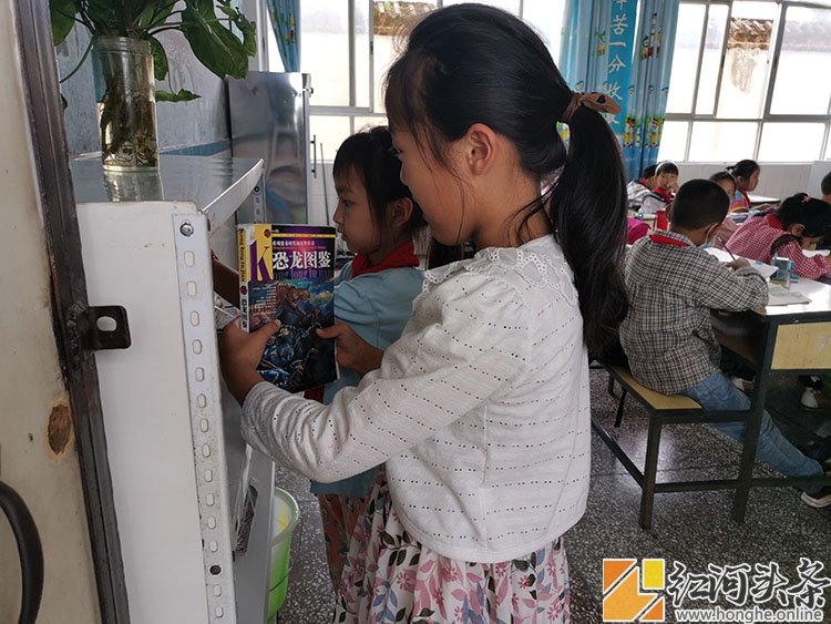 弥勒市弥阳镇弥东小学组织图书清理活动