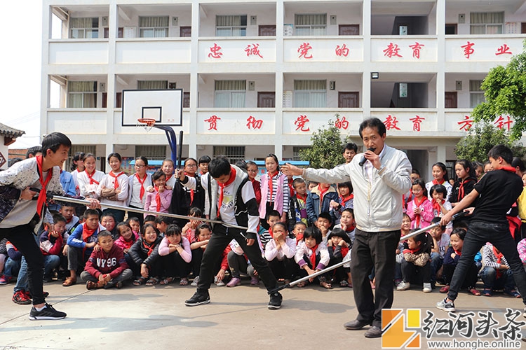 弥勒市弥阳镇牛背小学开展反恐怖防暴力演练活动