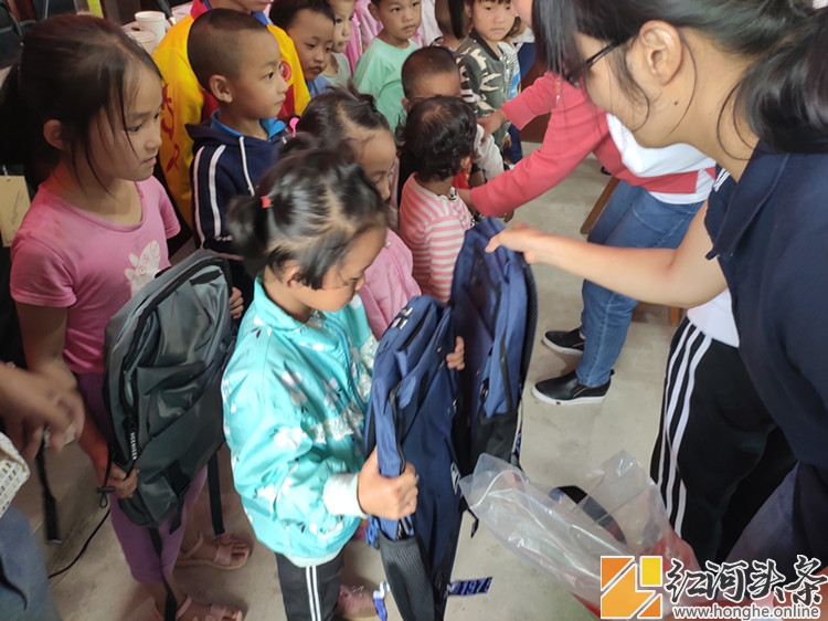 红河县民政局开展“政策宣讲进村（居）”及红河县2019年“三区”计划 龙美儿童之家活动