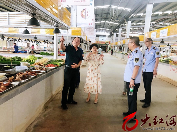 红河州市场监督管理局局长向爱武  对“净餐馆”“管集市”专项  行动进行专题调研