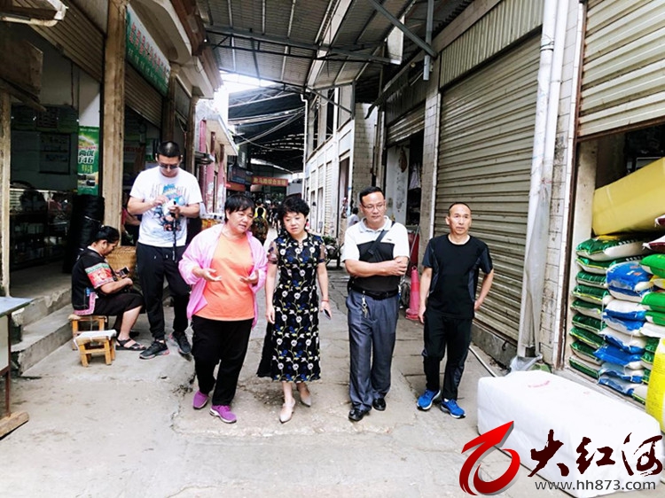 红河州市场监督管理局局长向爱武  对“净餐馆”“管集市”专项  行动进行专题调研