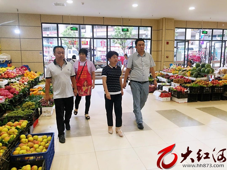 红河州市场监督管理局局长向爱武  对“净餐馆”“管集市”专项  行动进行专题调研