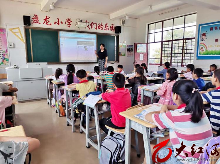 且听习语润童心——盘龙小学师生认真学习习总书记致少先队第八次代表大会贺信及会议精神