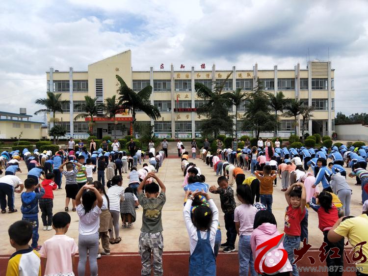 弥勒市弥阳镇弥东小学举行拜师礼活动