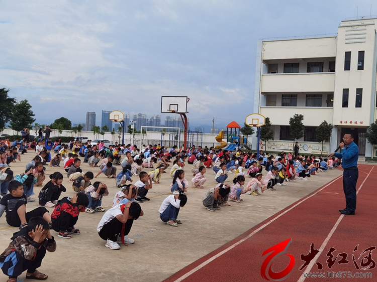 弥勒市弥阳镇弥东小学组织防震减灾安全演练活动