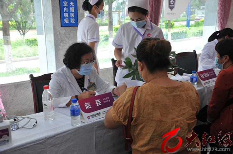 红河州第三人民医院携手民营医院国庆中秋送健康