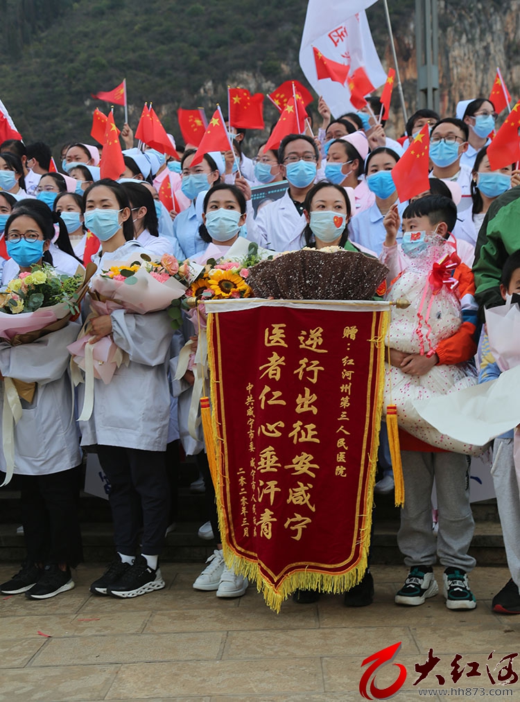 一位叫吕佩颖的红河州援助湖北抗疫队员获全国三八红旗手称号