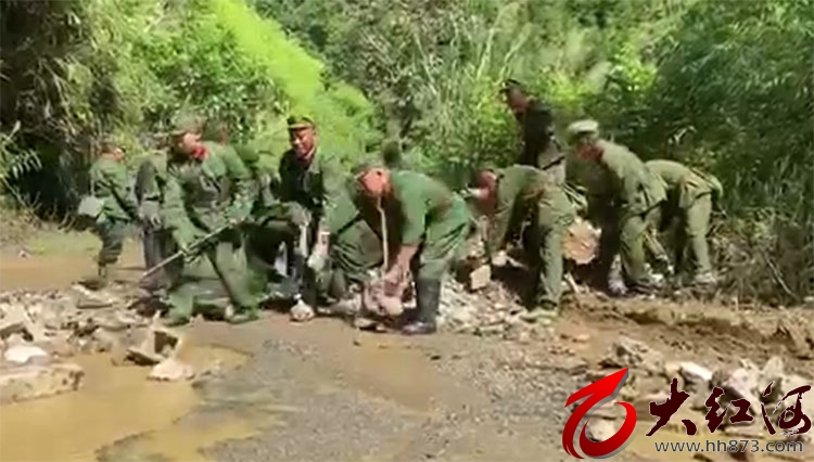 金平：连续降雨导致道路塌方，警民合力紧急排障恢复畅通