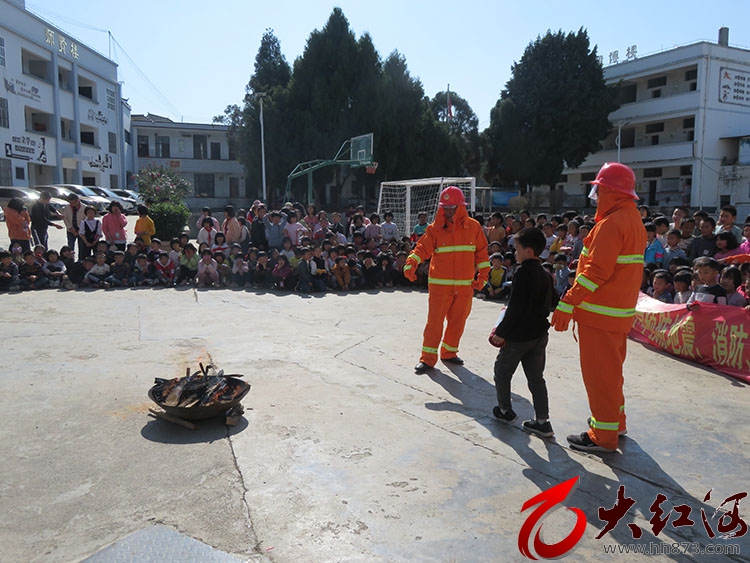 泸西：午街铺镇山林小学开展安全演练 