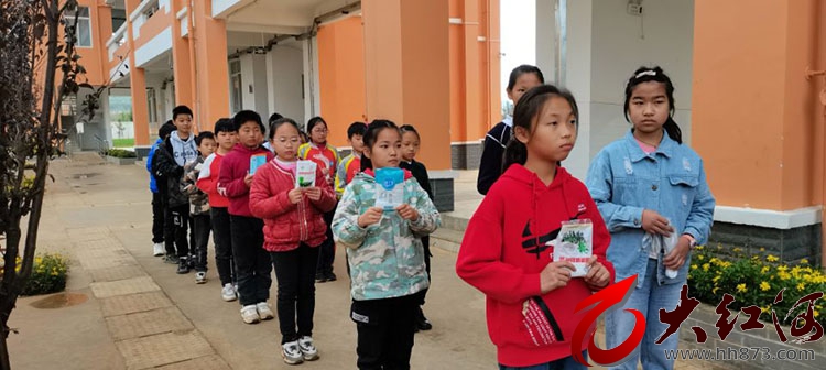 云南省地方病防治检测组莅临弥勒市弥阳镇牛背小学对学生进行抽样检测