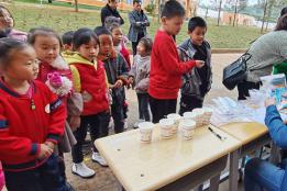 云南省地方病防治检测组莅临弥勒市弥阳镇牛背小学对学生进行抽样检测