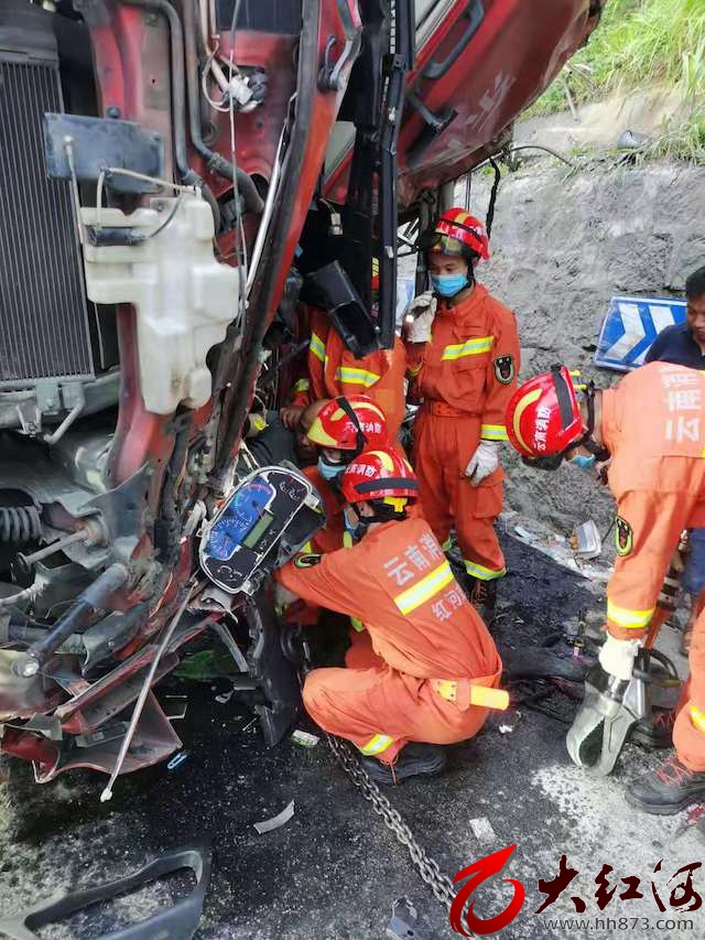 交警消防医生联动：两名伤者及时送达红河州第三人民医院成功救治