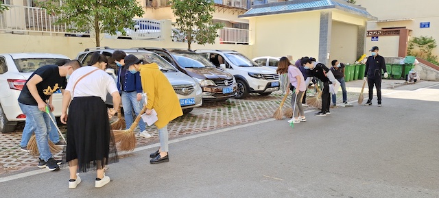 双报到双服务双报告落地开花：红河州三医院党员进社区志愿服务