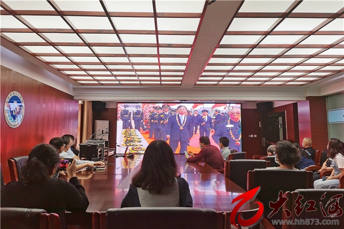红河州第三人民医院组织观看党和国家领导人在烈士纪念日敬献花篮直播