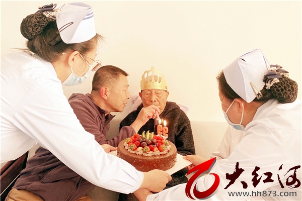 红河州第三人民医院为99岁“红军师”老战士举办“白寿”生日会