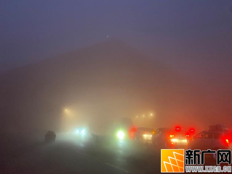 国门警灯明 雨雾守边人