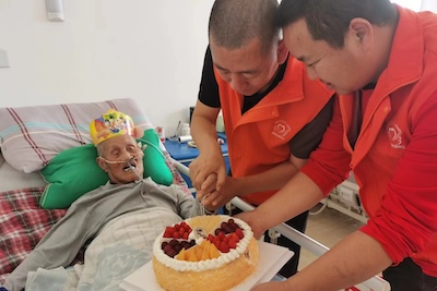 青山常在 青松不老  一群有爱的“孩子”为105岁抗战老兵侯中杨过生日 