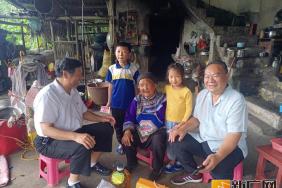 夕阳情系桑梓地 返乡慰问暖人心