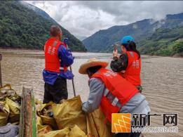 大黑山镇多部门联合开展李仙江流域三岔河段清河整治专项行动