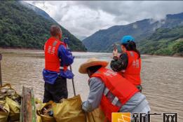 大黑山镇多部门联合开展李仙江流域三岔河段清河整治专项行动