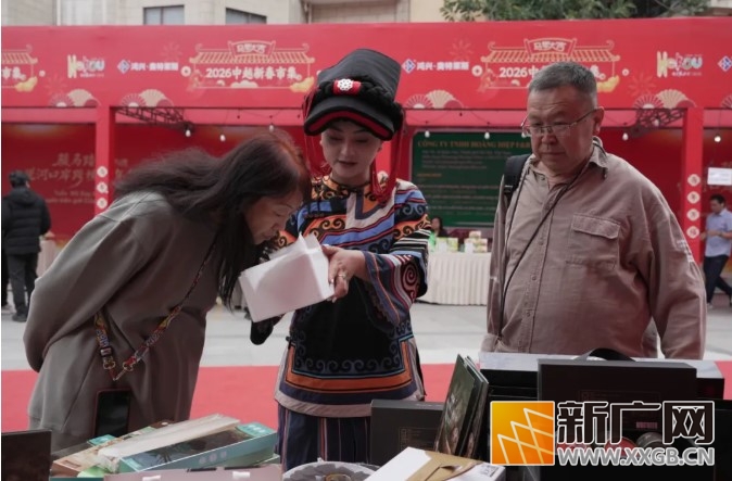 中越边境年货街：一步跨两国 年味双生香