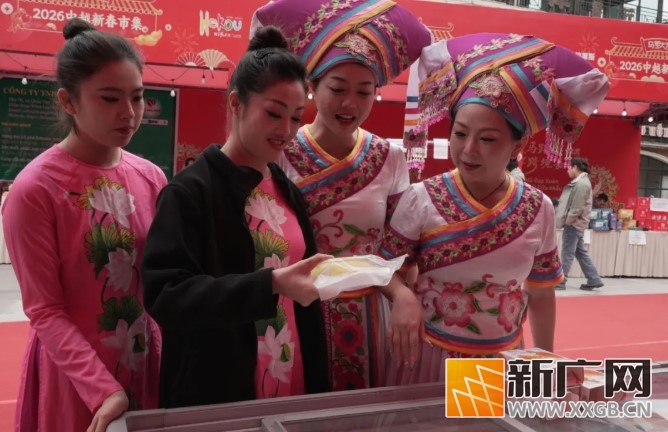 中越边境年货街：一步跨两国 年味双生香